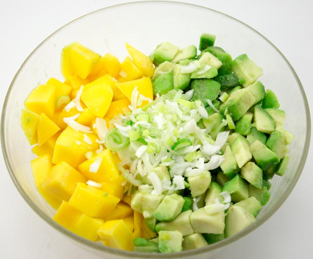 Hühnerfilets auf Mango Avocadosalat