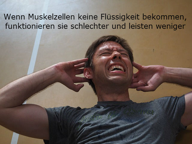 Mann beim Sport strengt sich an