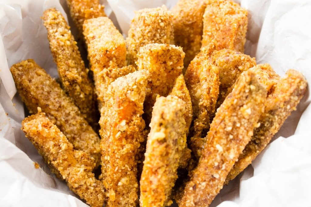 Suesskartoffelpommes in Kokos-Mandelkruste