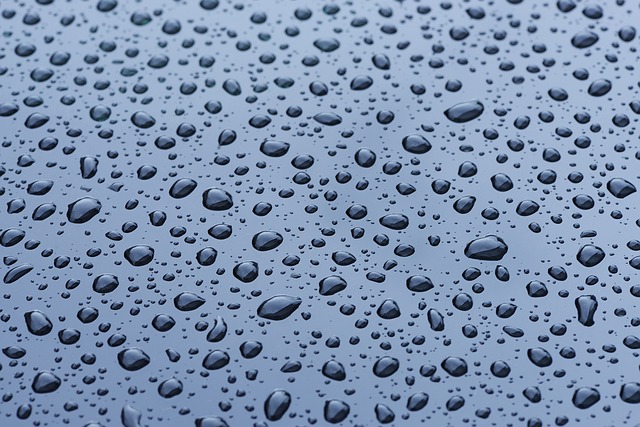 Wassertropfen auf Lack