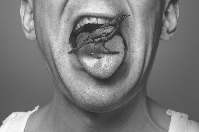 Mann mit Vogel auf Zunge
