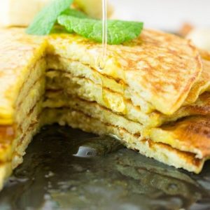 Banana Pancakes Seitlich mit Honig