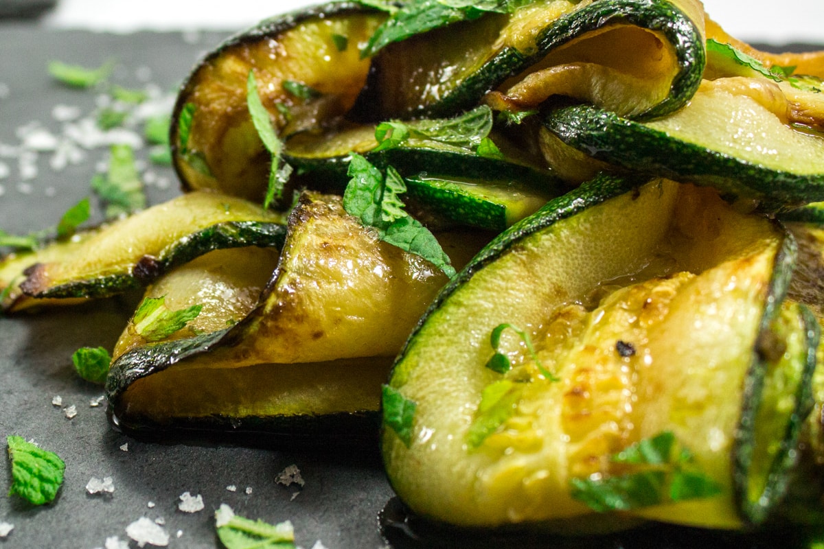 Unfassbar lecker marinierte Zucchini-Minz-Streifen