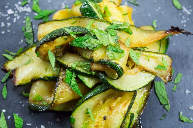 Marinierte Zucchini in Minze