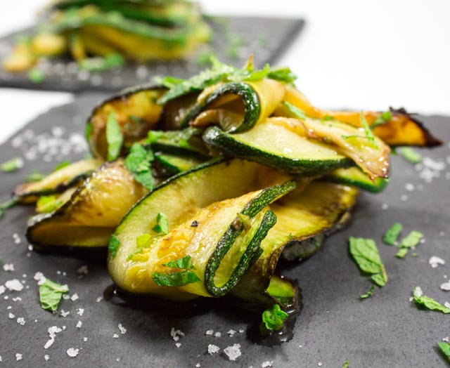 Marinierte Zucchini in Minze
