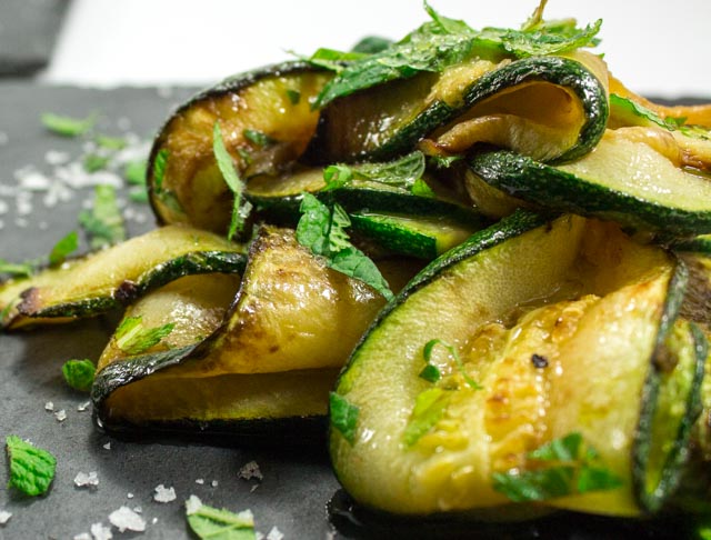 Marinierte Zucchini in Minze