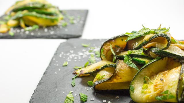 Marinierte Zucchini in Minze