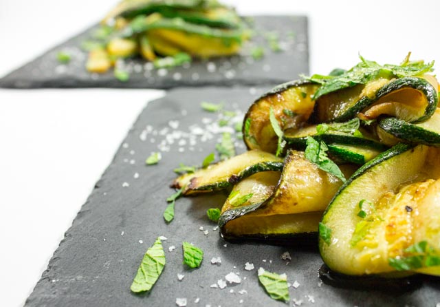 Marinierte Zucchini in Minze