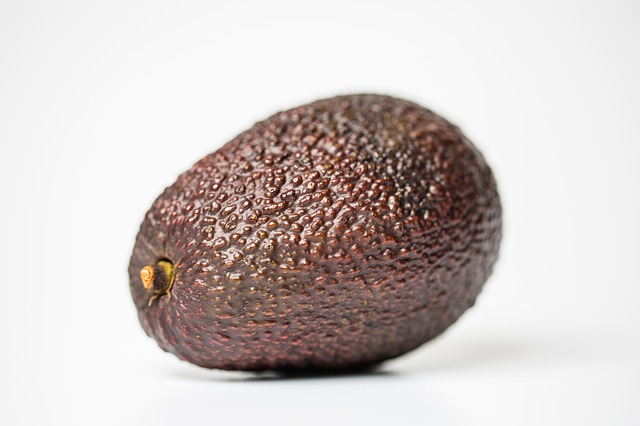 Warum du den Avocadokern nicht essen solltest