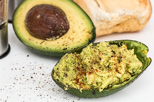 Warum du den Avocadokern nicht essen solltest