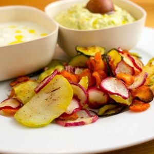 Abartig gute bunte Gemüsechips mit Tzatziki und Guacamole für deine nächste Party