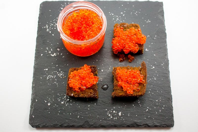 In Kräutern geröstetes Kaviar-Brot für spontane Gäste