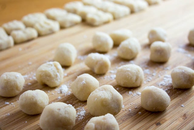Lichtwurzel (Lichtyam) Gnocchi in scharfer Tomatensauce