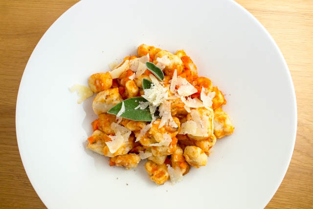 Lichtwurzel (Lichtyam) Gnocchi in scharfer Tomatensauce