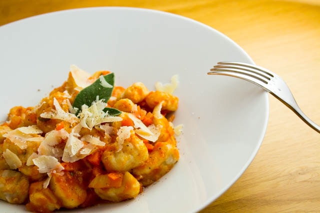 Lichtwurzel (Lichtyam) Gnocchi in scharfer Tomatensauce