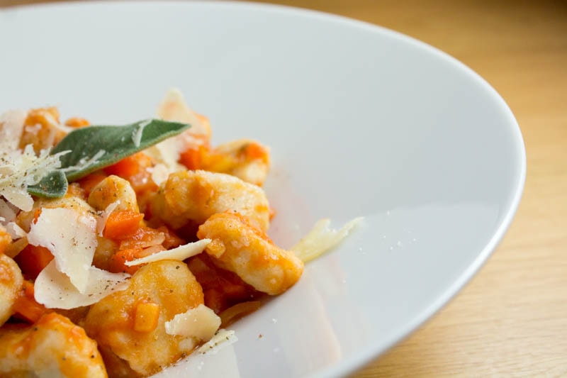 Lichtyam (Yamswurzel) Gnocchi in scharfer Tomatensauce