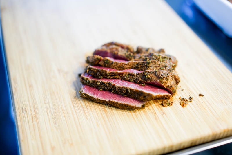 Kaffeekrusten-Rinderfiletsteak in scharfer Mango-Salsa
