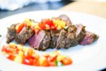Kaffeekrusten-Rinderfiletsteak in scharfer Mango-Salsa