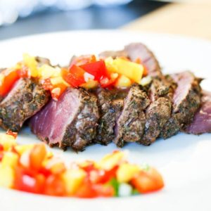 Kaffeekrusten-Rinderfiletsteak in scharfer Mango-Salsa
