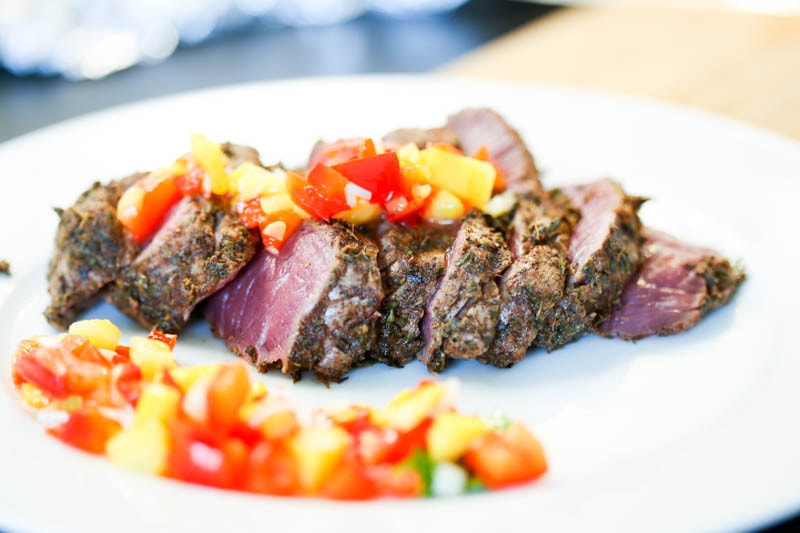 Kaffeekrusten-Rinderfiletsteak in scharfer Mango-Salsa (VIDEO)