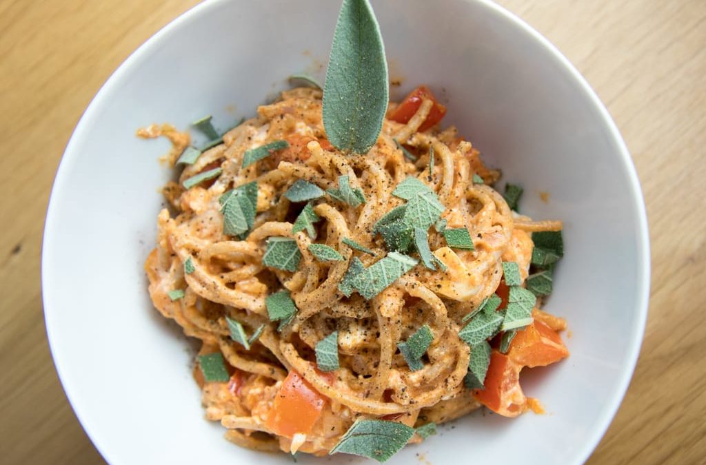 Herrliche Salbei-Dinkelpasta in würziger Tomatensauce mit Feta