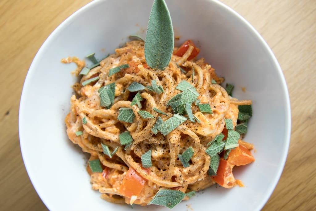 Salbei Dinkelpasta in würziger Tomatensauce und Feta