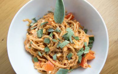 Herrliche Salbei-Dinkelpasta in würziger Tomatensauce mit Feta