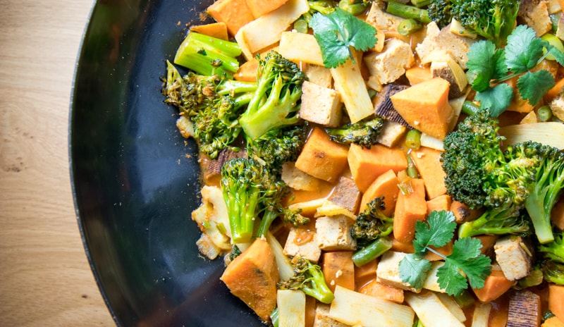 Bangkok Süßkartoffel Curry mit geräuchertem Tofu in Kokosmilch