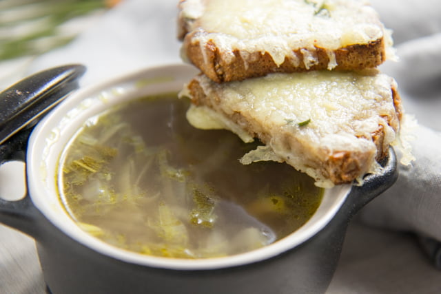 Die beste gesunde Version der französischen Zwiebelsuppe (mit allen Tipps die du dazu brauchst)