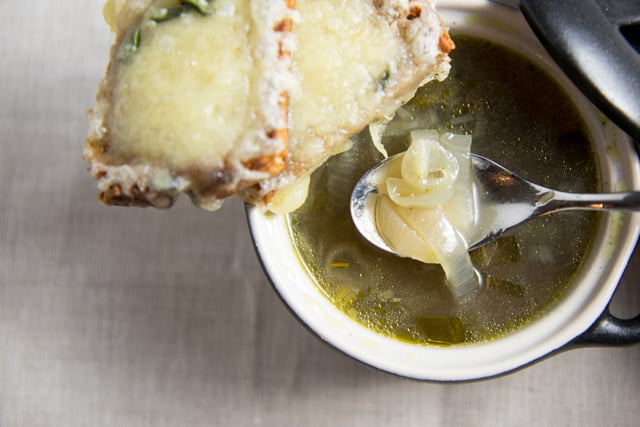 Die beste gesunde Version der französischen Zwiebelsuppe (mit allen Tipps die du dazu brauchst)