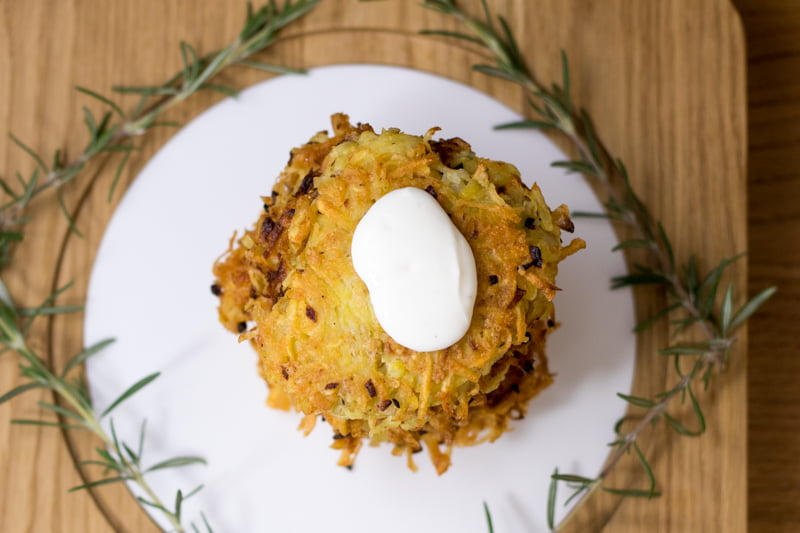 Gesunde Kartoffelpuffer aus dem Backofen und Joghurt Knoblauchsauce