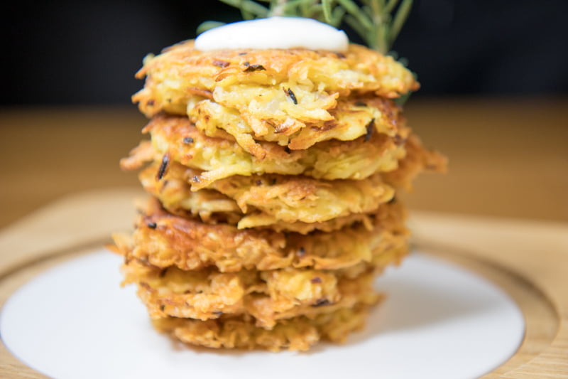 Gesunde Kartoffelpuffer aus dem Backofen und Joghurt Knoblauchsauce