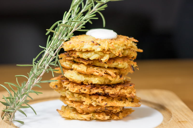 Gesunde Kartoffelpuffer aus dem Backofen und Joghurt Knoblauchsauce