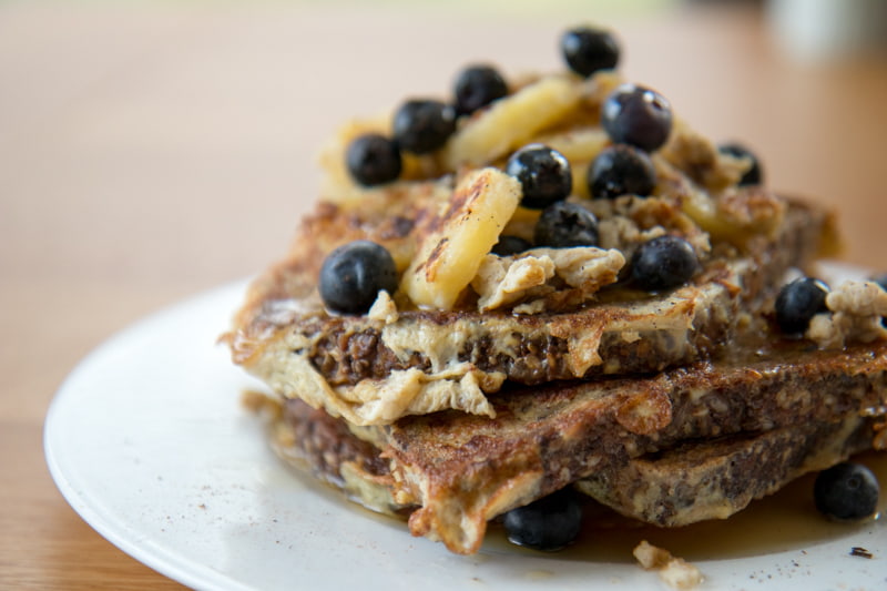 Gesunder(re) French Toast Variante mit Chia Brot, Bananen und Heidelbeeren