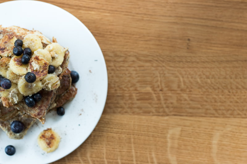 Gesunder(re) French Toast Variante mit Chia Brot, Bananen und Heidelbeeren