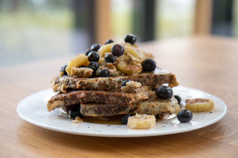 Gesunder(re) French Toast Variante mit Chia Brot, Bananen und Heidelbeeren