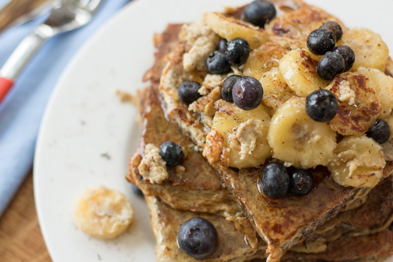 Gesunder(re) French Toast Variante mit Chia Brot, Bananen und Heidelbeeren