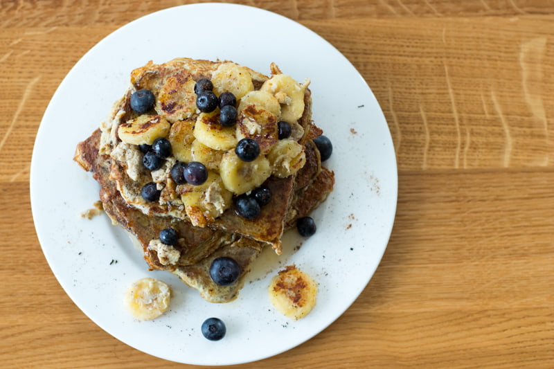 Gesunder(re) French Toast Variante mit Chia Brot, Bananen und Heidelbeeren