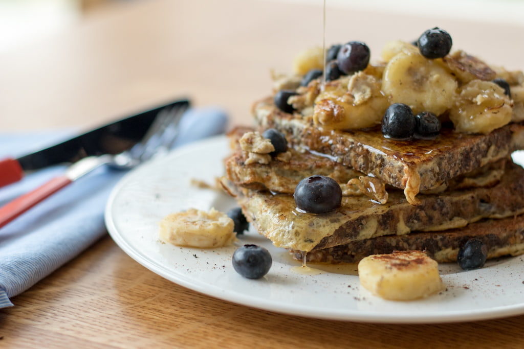 Gesunder(re) French Toast Variante mit Chia Brot, Bananen und Heidelbeeren