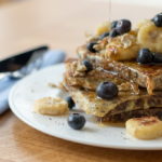 Gesunde French Toast Variante mit Roggen-Buchweizenbrot, Bananen und Heidelbeeren