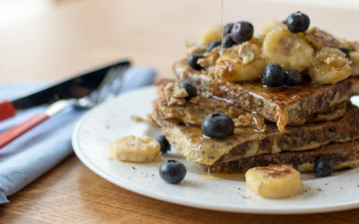 Gesunde French Toast Variante mit Roggen-Buchweizenbrot, Bananen und Heidelbeeren