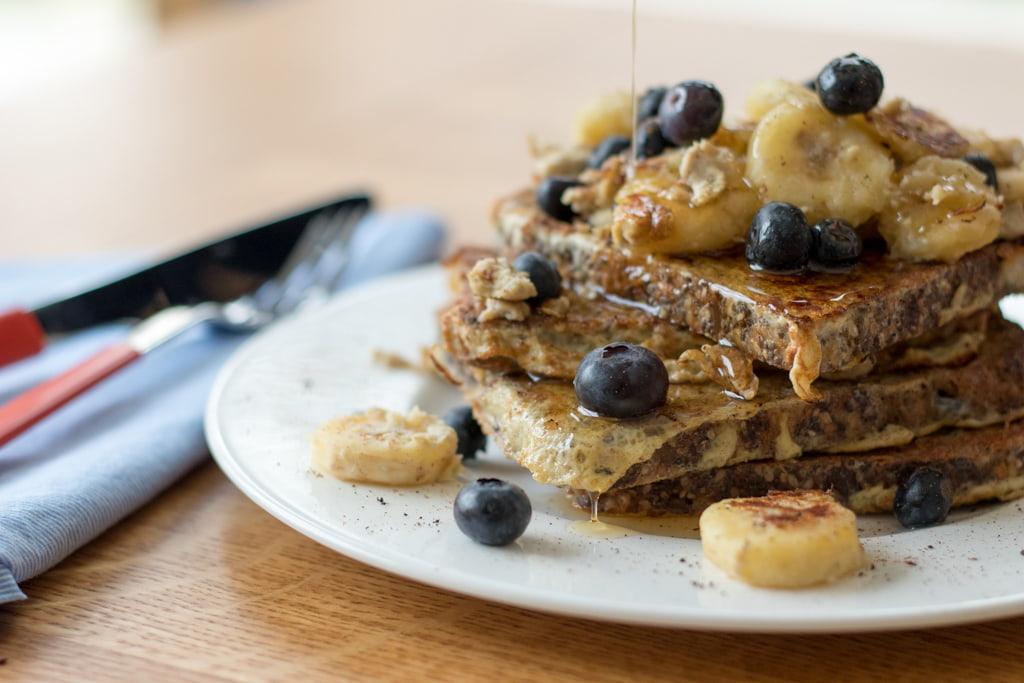 Gesunde French Toast Variante mit Roggen-Buchweizenbrot, Bananen und Heidelbeeren