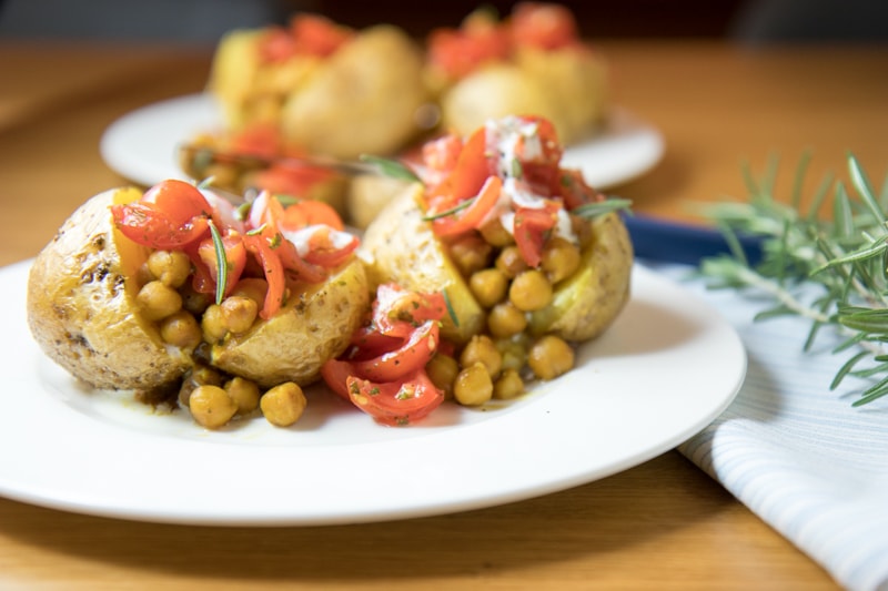 Einfache Ofenkartoffeln mit Tomatensalsa und Kichererbsen gefüllt