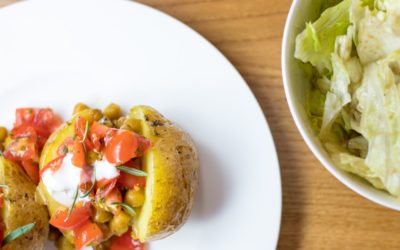 Einfache Ofenkartoffeln mit Tomatensalsa und Kichererbsen gefüllt