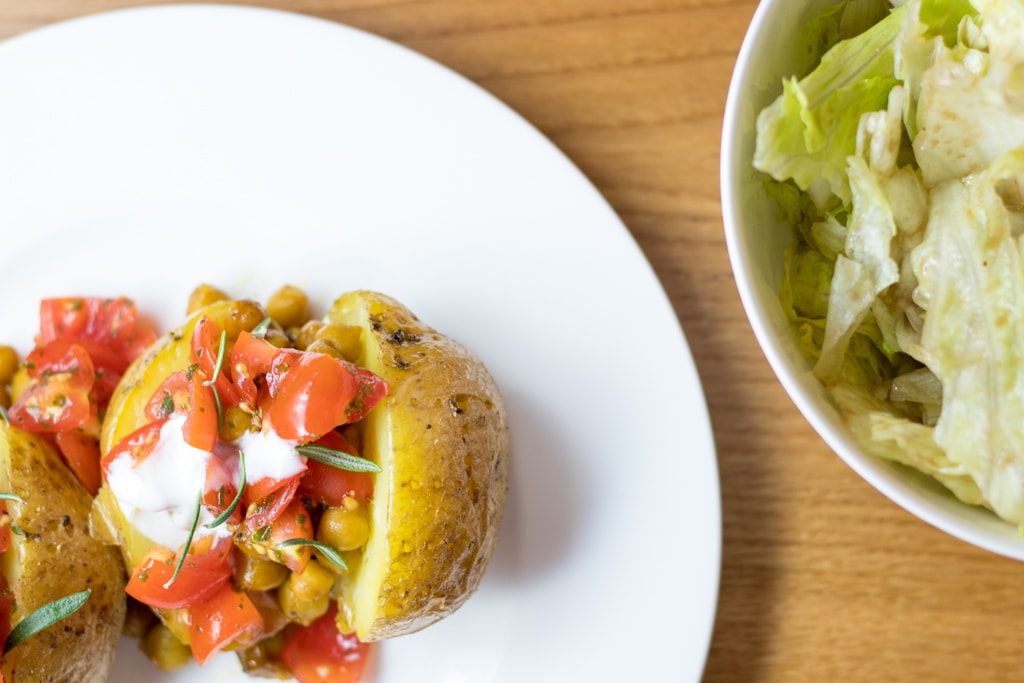 Einfache Ofenkartoffeln mit Tomatensalsa und Kichererbsen gefüllt