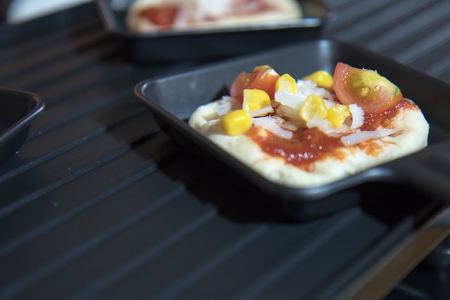 Ein Abend mit Freunden: Mini Pizza aus dem Raclette Grill - Keine Qual der Belagwahl