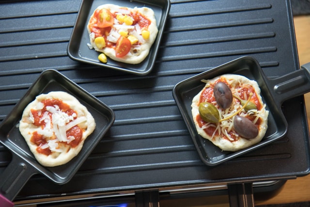 Ein Abend mit Freunden: Mini Pizza aus dem Raclette Grill - Keine Qual der Belagwahl