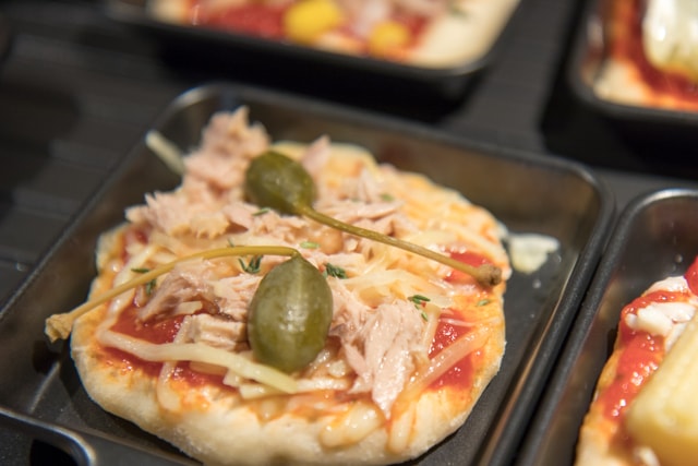 Ein Abend mit Freunden: Mini Pizza aus dem Raclette Grill - Keine Qual der Belagwahl