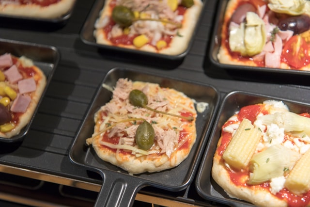 Ein Abend mit Freunden: Mini Pizza aus dem Raclette Grill - Keine Qual der Belagwahl