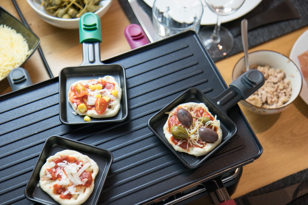 Ein Abend mit Freunden: Mini Pizza aus dem Raclette Grill – Keine Qual der Belagwahl